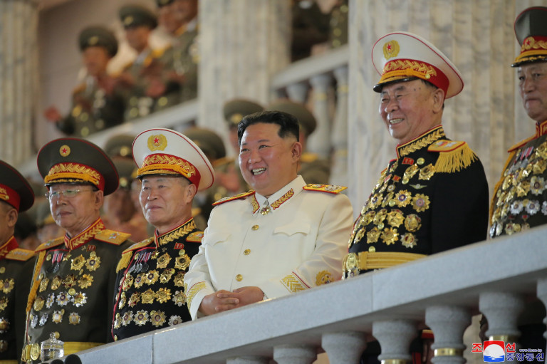 Kim Dzsong Un: Észak-Korea nem fog habozni a nukleáris fegyverek bevetésével