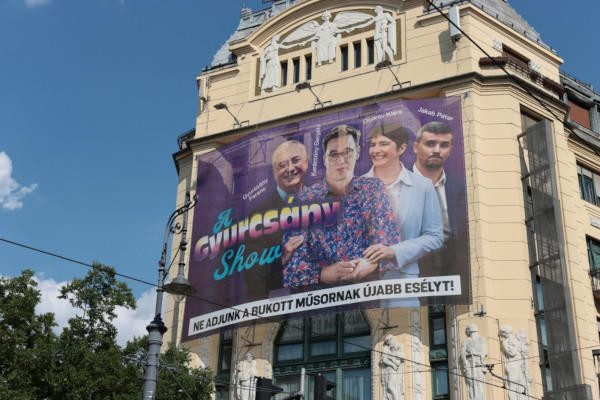 Szabályozza a főváros az épületeket elfedő óriásplakátokat