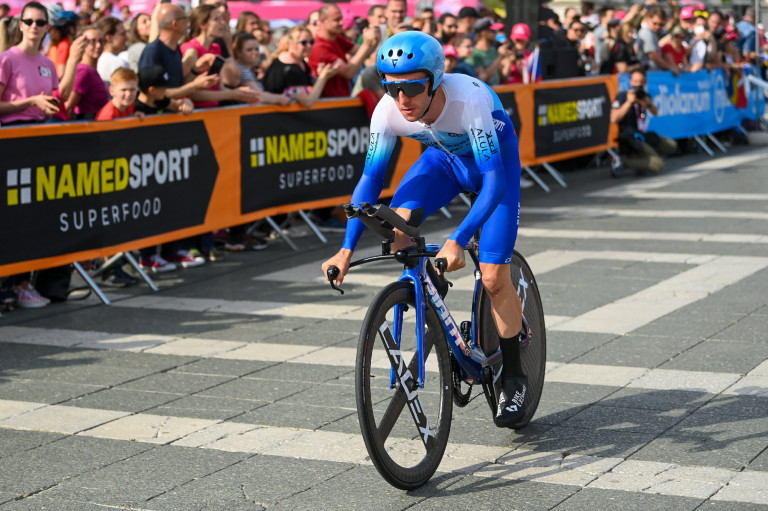 A brit Simon Yates nyerte a budapesti időfutamot, Van der Poel az élen maradt