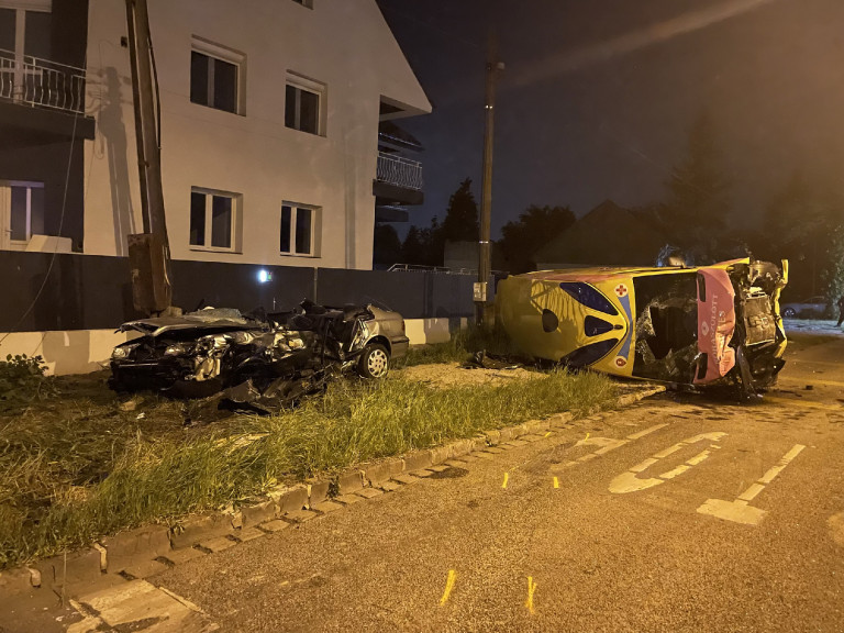 Mentőautó karambolozott Csepelen, egy ember meghalt