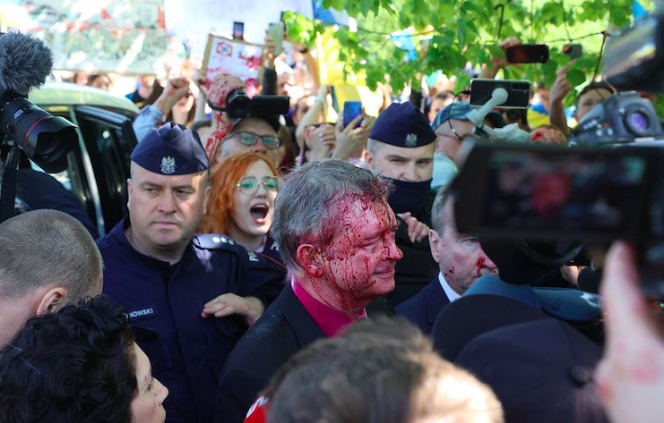 Vörös festékkel öntötték le az orosz nagykövetet Varsóban a szovjet katonák mauzóleumánál