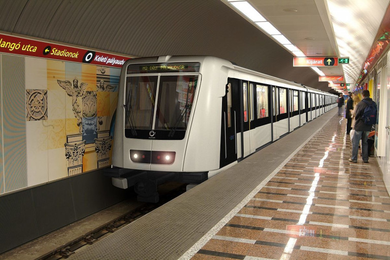 Eljárás indult a férfi ellen, aki a kettes metró sínein sétált