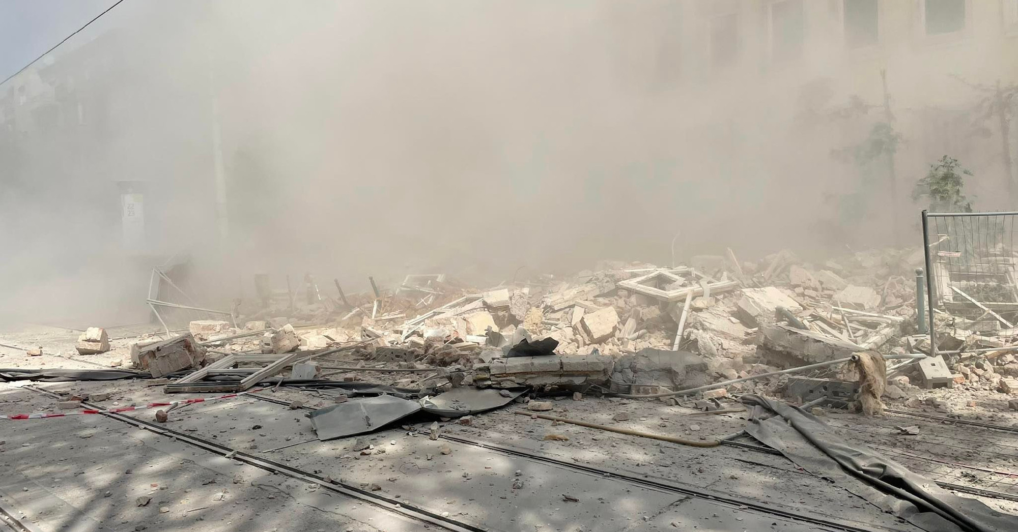Leomlott két emelet egy budapesti irodaház bontásakor