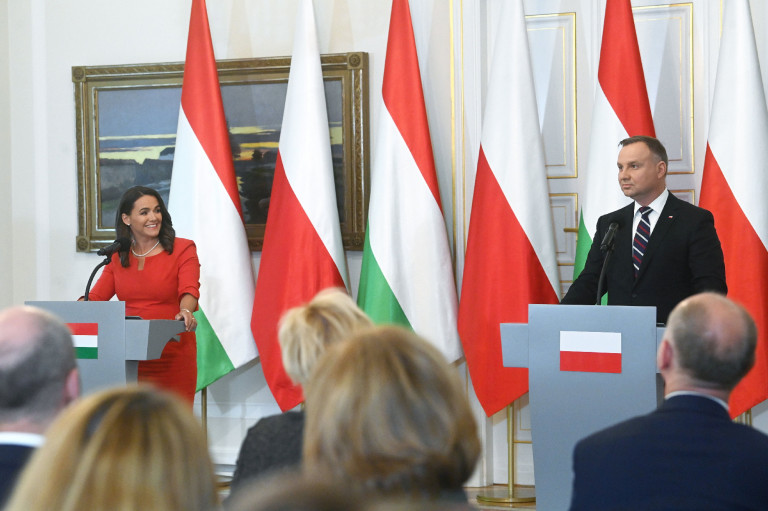 Novák Katalin Varsóban: Nem hagyjuk, hogy éket verjenek közénk