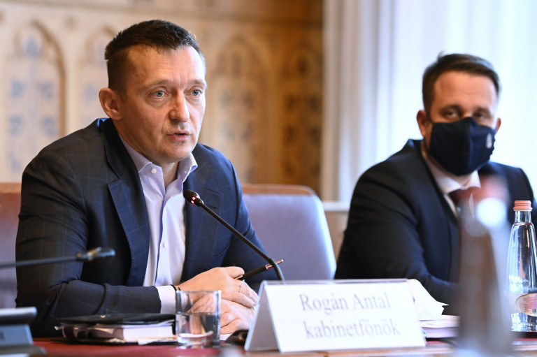 A Schadl-botrány ellenére a helyén maradhatott Rogán kabinetfőnöke
