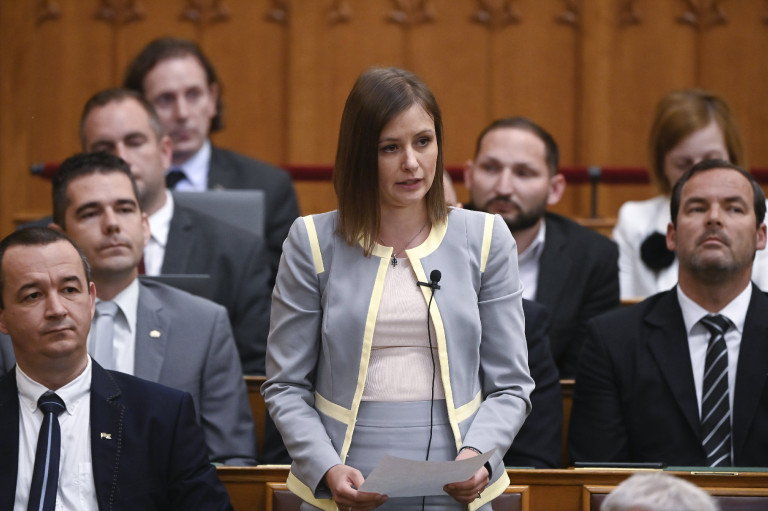 Dúró Dóra még mindig a magzati szívhang meghallgatását erőltetné rá az abortuszt választó nőkre