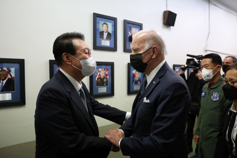 Biden elhagyta Ázsiát, Észak-Korea három rakétát lőtt fel