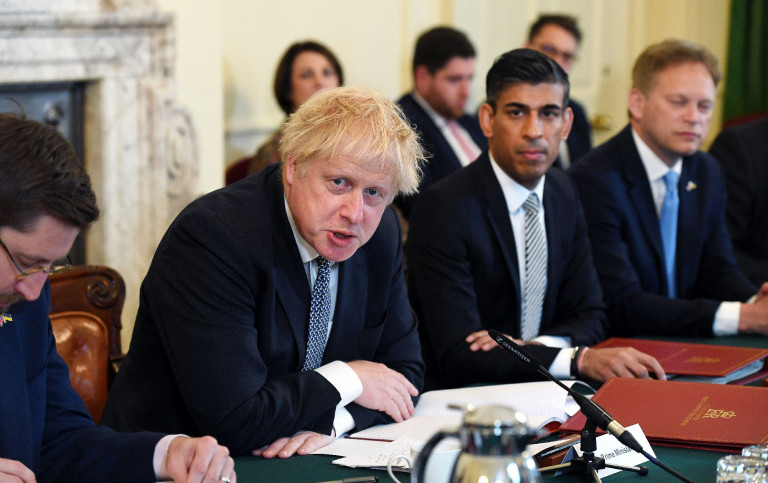 A falakra is bor fröccsent a Downing Street lockdown-partijain