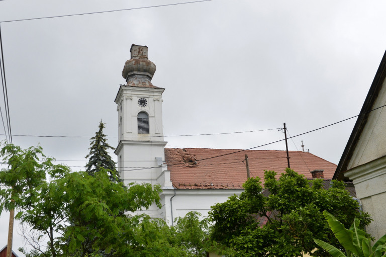 Leverte a templomtorony csúcsát a vihar