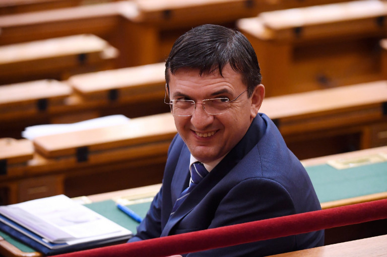 Félmilliós havi megbízási díjat kap Szarvas városától az ÁSZ volt elnöke