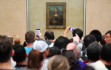 Tortát dobott a Mona Lisára egy idős hölgynek öltözött férfi