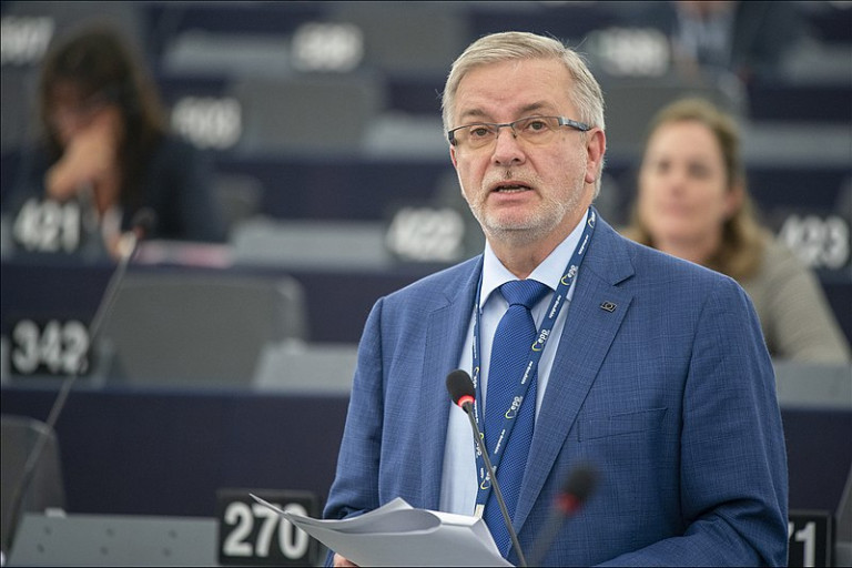 Egy nap majd kiderül, mivel zsarolják az oroszok Orbánt - mondja a néppárti szóvivő