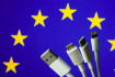 Egységes töltőcsatlakozóval kell rendelkeznie 2024-től minden okostelefonnak az EU-ban
