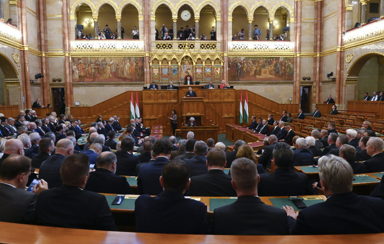 Megszavazta a parlament a veszélyhelyzet meghosszabbítását