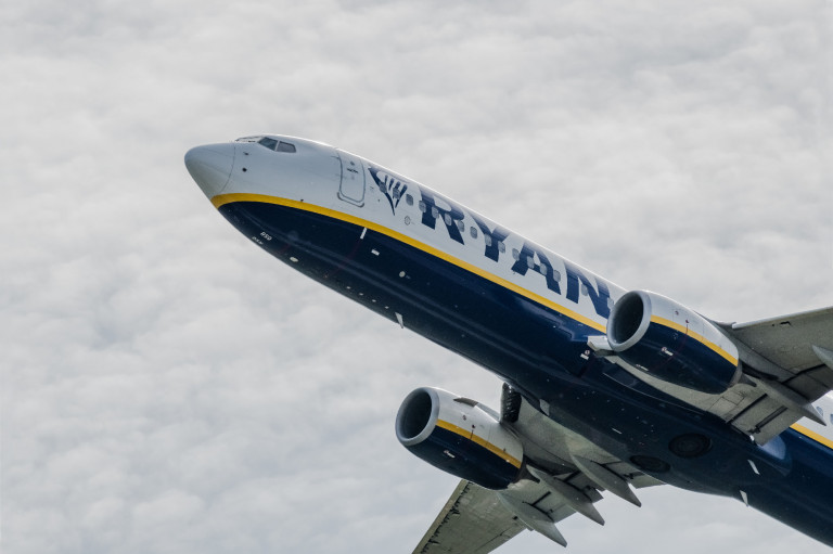 Beszántja a reptéri becsekkolást a Ryanair