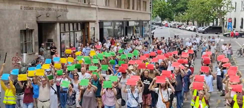 Élőképpel demonstráltak a pedagógusok az EMMI előtt