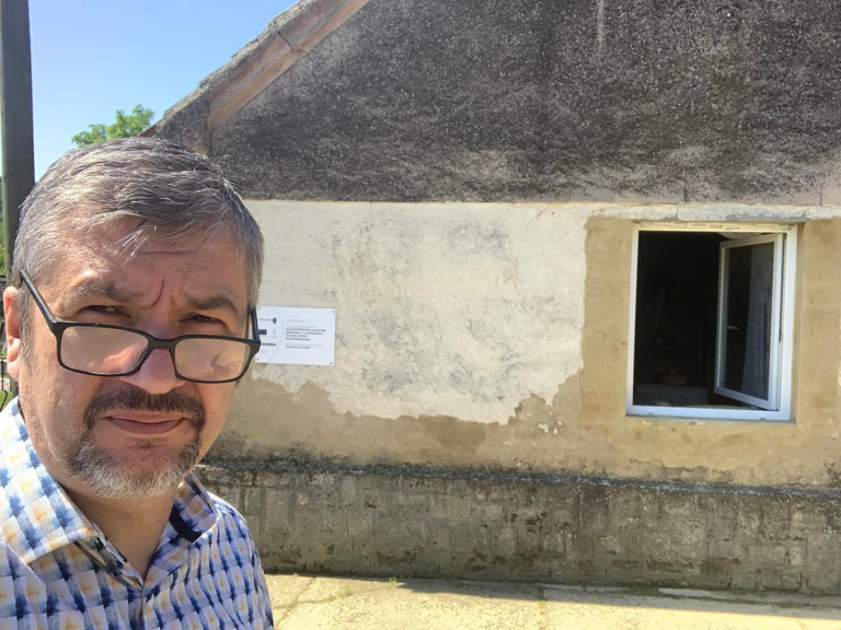 Hadházy: Életveszélyessé vált az a kisvaszari ház, amire uniós támogatásból 200 milliót költöttek