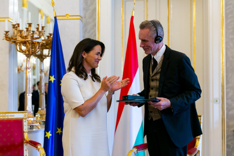 Állami kitüntetést adott Novák Katalin az altright kedvelt szerzőjének
