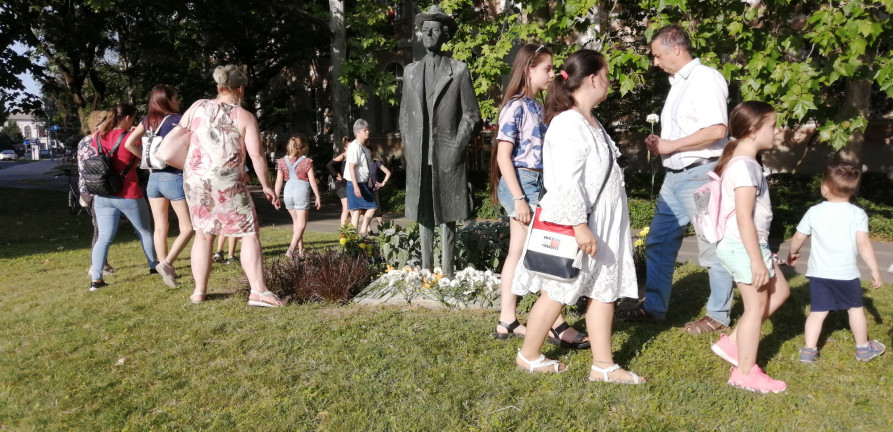 Tüntetnek érte, de búcsúznak is a bezárt iskolától Makón
