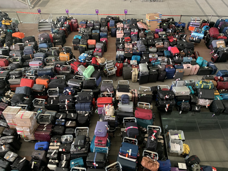 Ezer elkavarodott bőrönd is lehet a londoni Heathrow-n