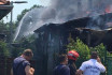 Egy társasház 18 lakásának tetőszerkezetével küzdöttek a tűzoltók Ferencvárosban