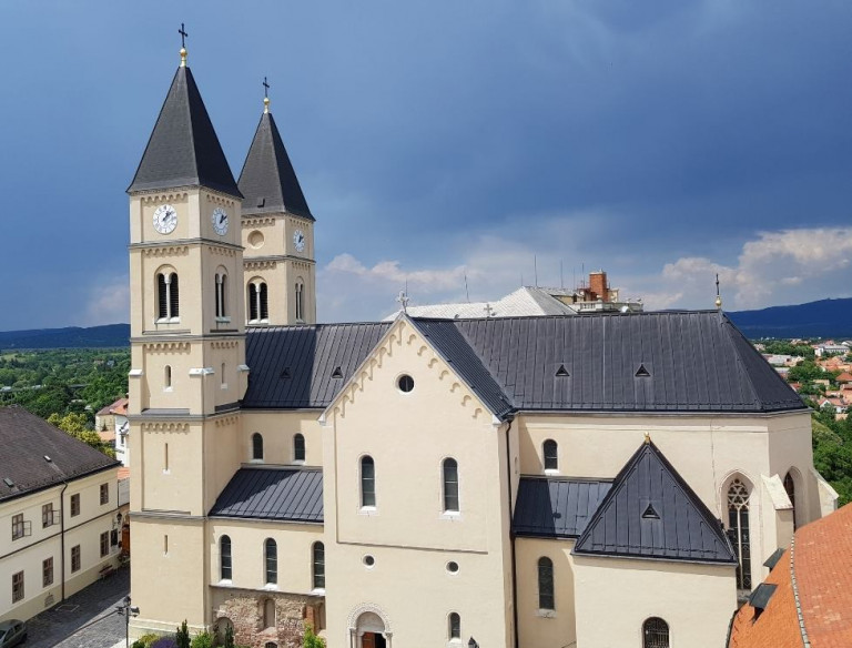 Saját szállodát akart a veszprémi érsekség, miközben a hívek a bazilikát féltik a felújítástól