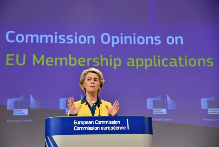Nem találja a Bizottság von der Leyen és a Pfizer-vezér SMS-váltását