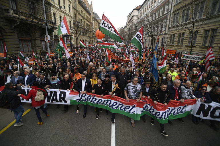 Kölcsönösen agymosottnak tartják egymást a Fidesz és az ellenzék szavazói
