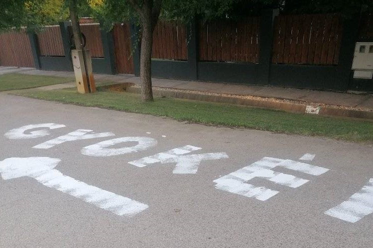 Festékszóróval kampányoltak éjjel Újszentivánon