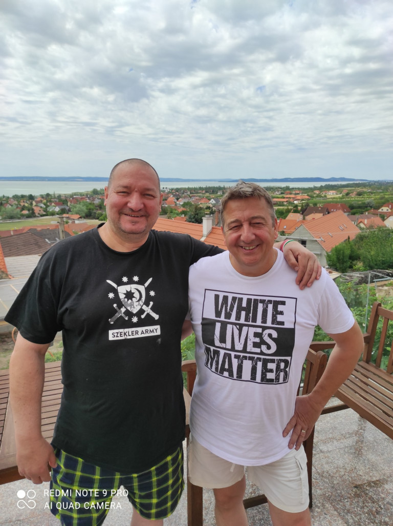 Németh Szilárd a rasszista, neonáci feliratú pólóban feszítő Bayer Zsolttal pózolt