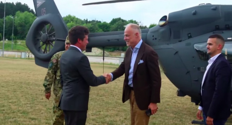 Helikopterrel utazott huszáraihoz a honvédelmi miniszter