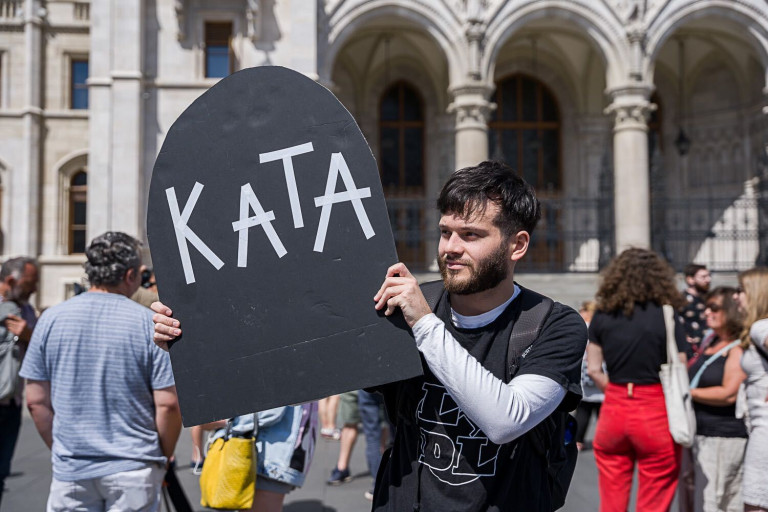 A Kossuth térről vonultak át a kata felszámolása ellen tüntetők a Margit hídhoz - fotógaléria
