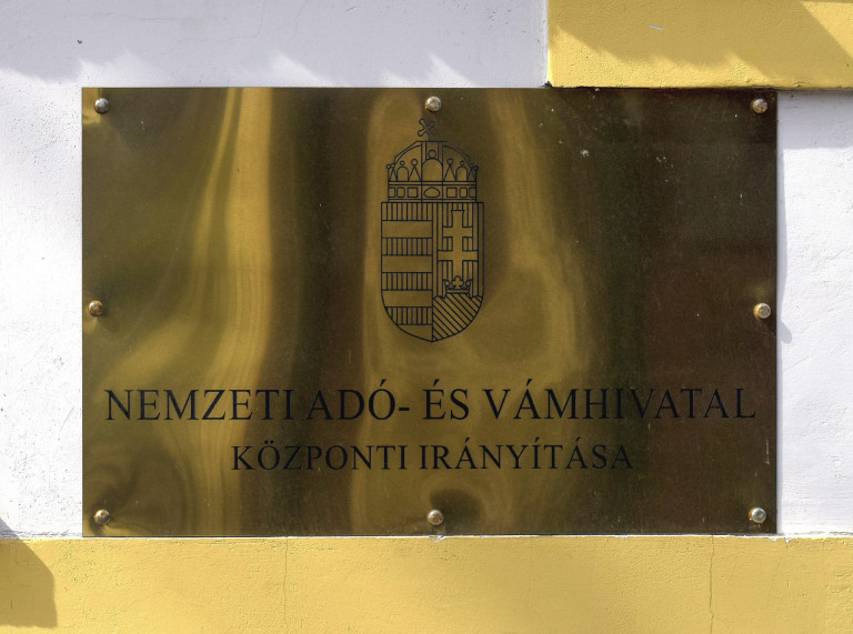 Csalók telefonálnak a NAV nevében, rezsitartozás-ügyben