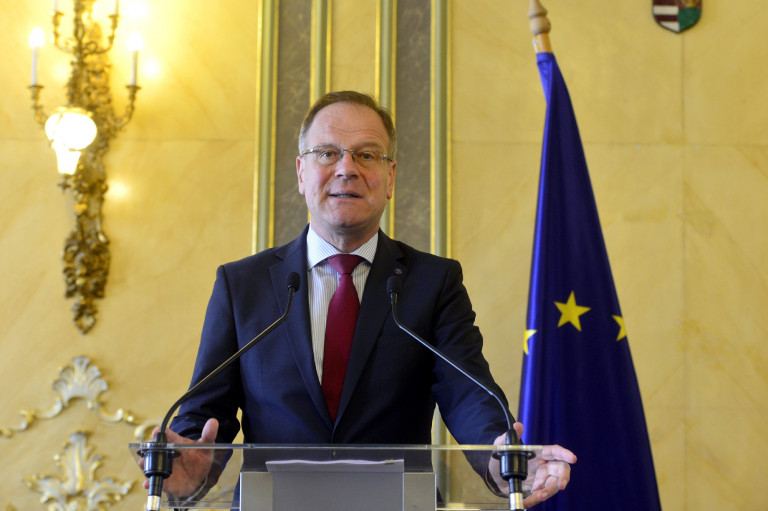 Még tovább késnek a magyar uniós pénzek