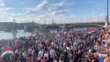 Márki-Zay mozgalma tüntetésén is több ezer ember vett részt, majd elfoglalták a Margit hidat