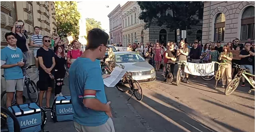 Elfoglalták a szegedi Belvárosi hidat a katatörvény ellen tiltakozók