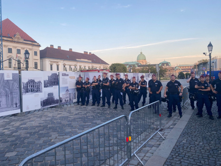 Körbekordonozták a Sándor-palotát a katatörvény miatti demonstráció elől