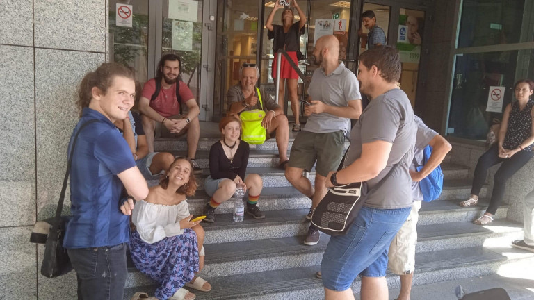 Néhány tucat katás elment a NAV szegedi ügyfélszolgálatára, de az inkább bezárt 