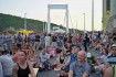 Szomorú tömeg üzent Katának az Erzsébet hídról