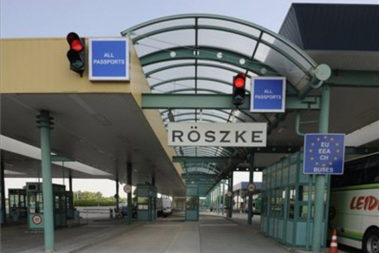 Szünetel a kilépő tranzitforgalom a röszkei autópálya-határátkelőhelyen