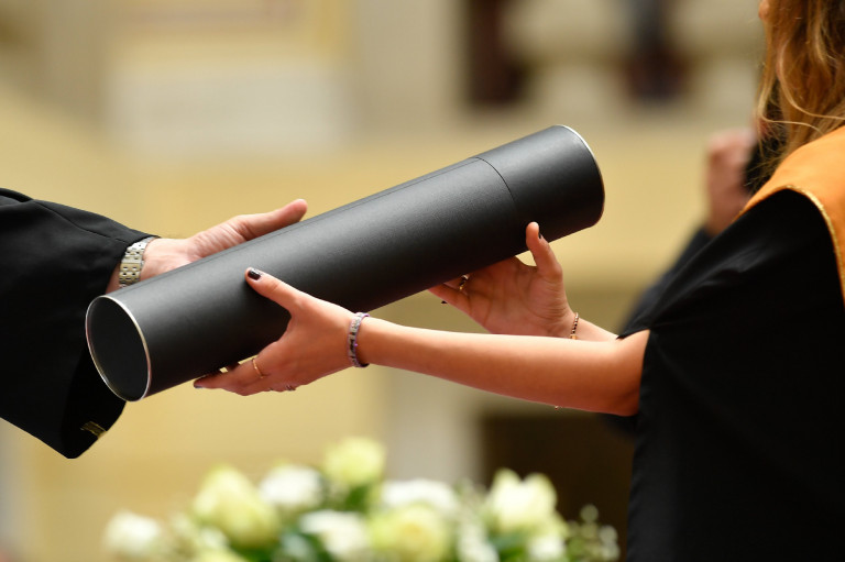 Diplomás bérminimum bevezetését követeli a kormánytól az LMP