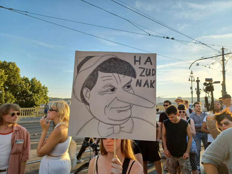 A Margit hídról a Parlament elé vonultak a katatörvény ellen tüntetők, egy koporsót is magukkal vittek