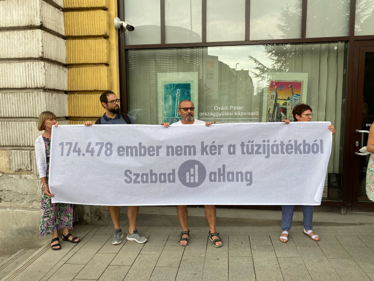 Átadták a tűzijátékot ellenző petíciót az állatvédelmi biztosnak, szürreális beszélgetés lett belőle