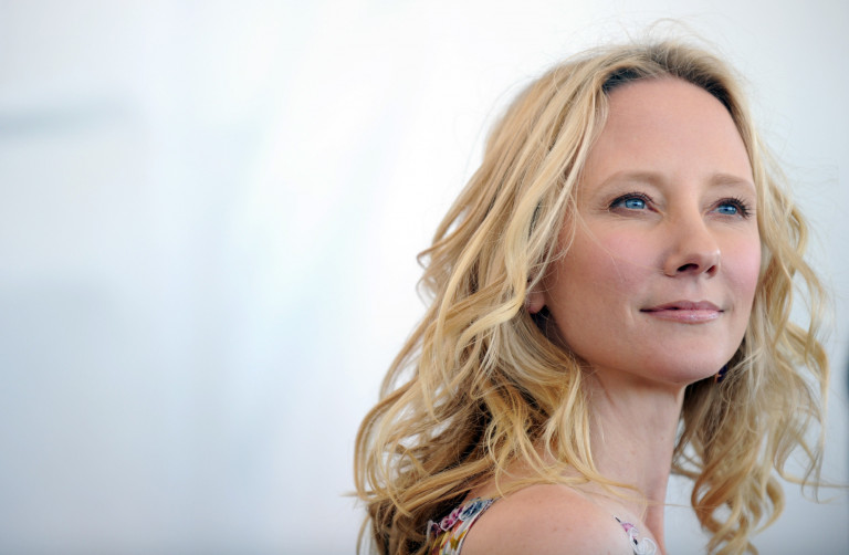 Anne Heche súlyos autóbalesetet szenvedett