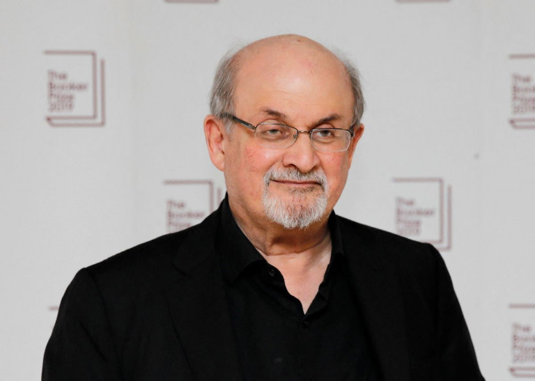 Lélegeztetőgépen van Salman Rushdie