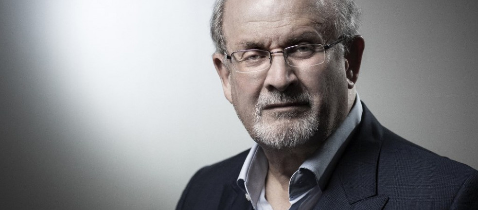 Salman Rushdie-t levették a lélegeztetőgépről