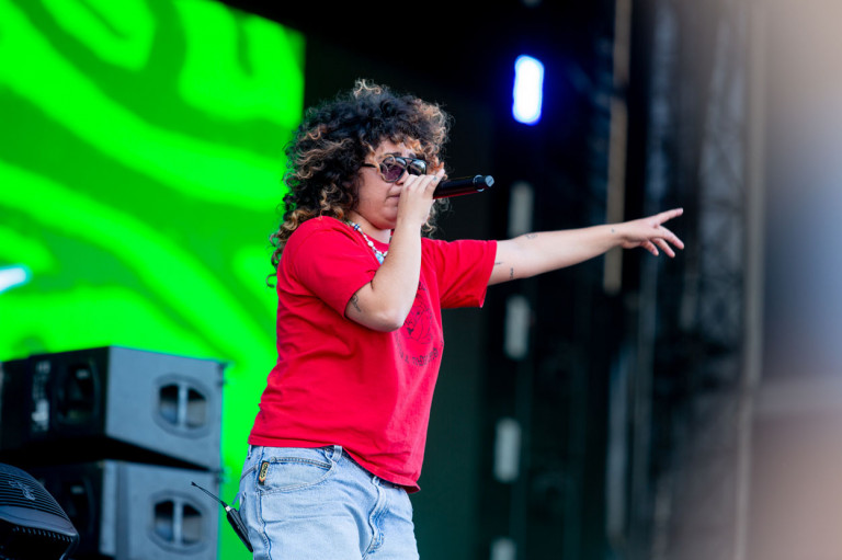 Remi Wolf: „Tálcán kínálom fel magamat az embereknek”