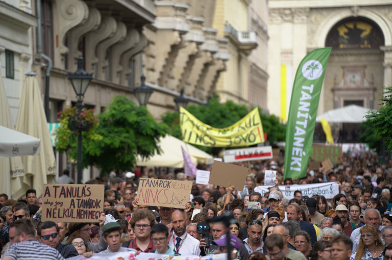 Feltüzeli a tiltakozó pedagógusokat, hogy kirúgással fenyegeti őket a tankerület
