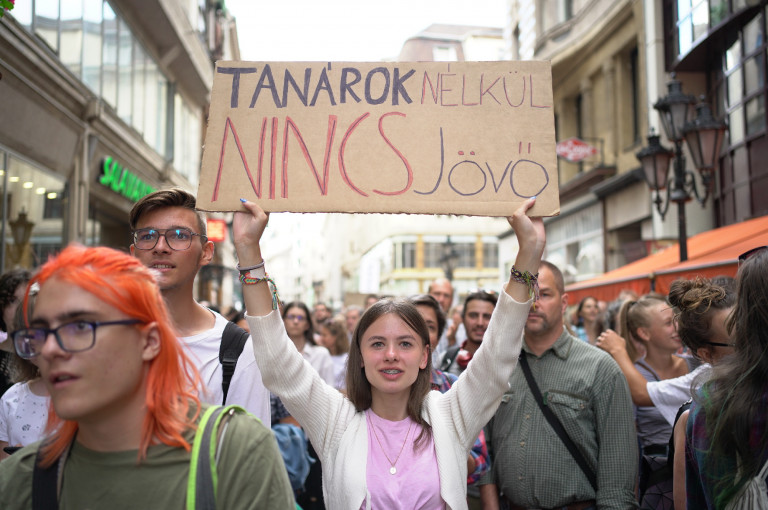 Kirúgással fenyegeti a tankerület a polgári engedetlenségben részt vevő tanárokat