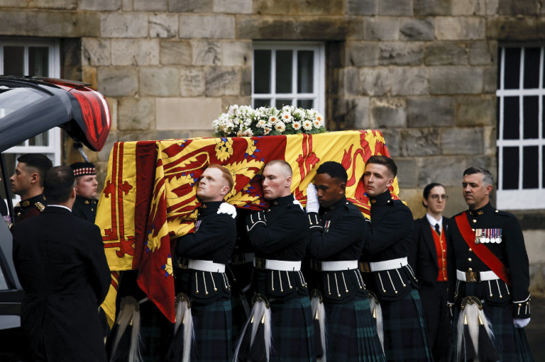 Megérkezett II. Erzsébet koporsója Edinburghba
